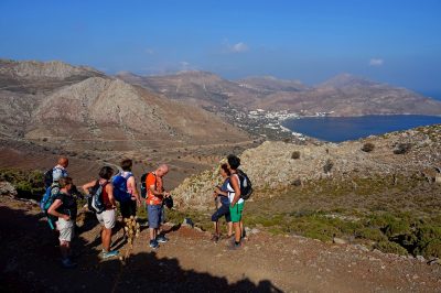 Foto Wanderung auf Tilos mit Blick auf den Fährhafen Livadia