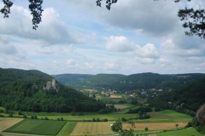 Foto Blick auf die Burgruine Neideck über dem Wiesenttal
