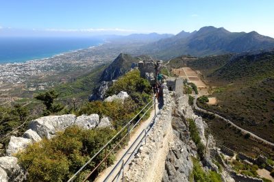 Foto Blick auf die Besparmak Gebirgskette von der Burg St. Hilarion