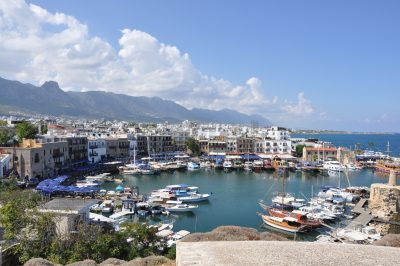 Foto Der historische Hafen von Girne vor dem Besparmak-Gebirge