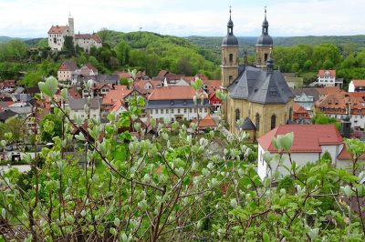 Foto Blick über Gößweinstein mit Burg und Wallfahrtskirche
