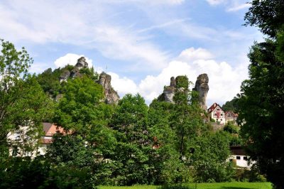 Foto Blick auf die markanten Dolomitfelsen von Tüchersfeld