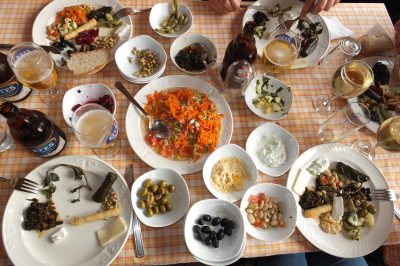 Foto Leckere vegetarische Meze im Dorfrestaurant