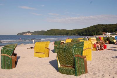 Foto Strand von Binz vor dem Waldgebiet der Granitz